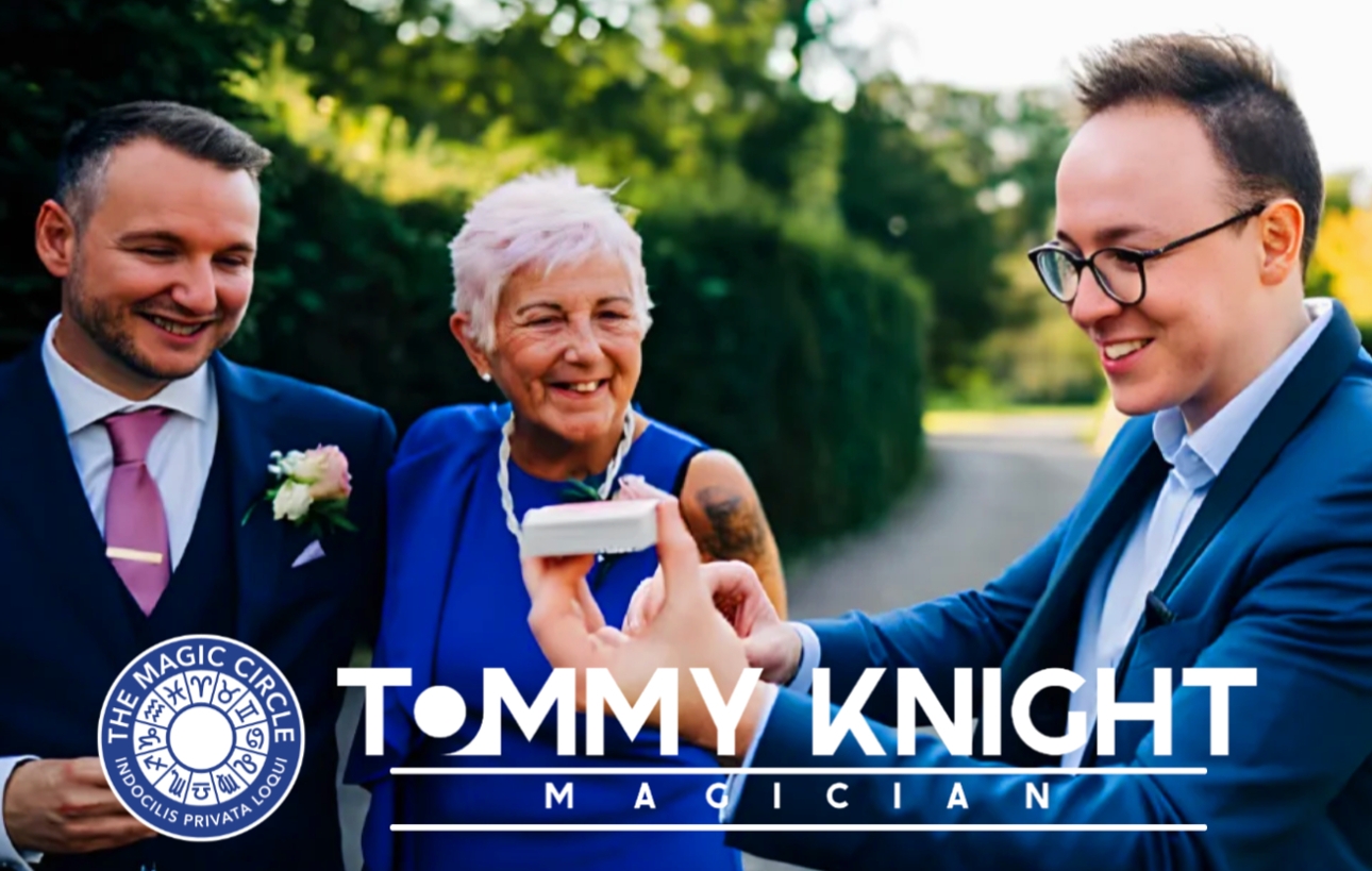 Close-up magic with Tommy Knight at two of County Wedding Events' Signature shows: Image 1a