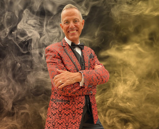 Come and meet award-winning magician and professional host, Derek Oliver: Image 1